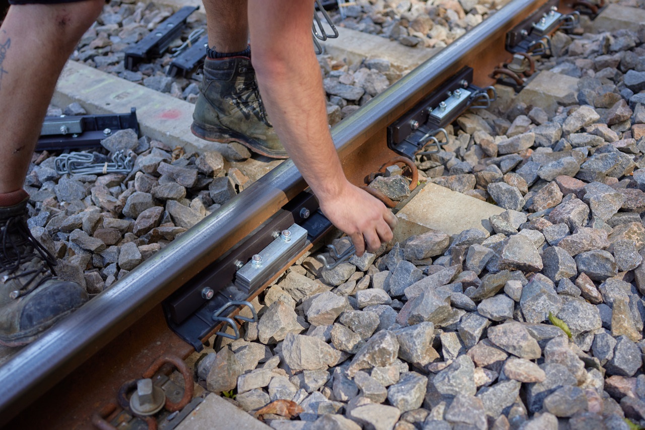 Straßenbahnlärm dank Flüsterdämpfern effektiv bekämpfen