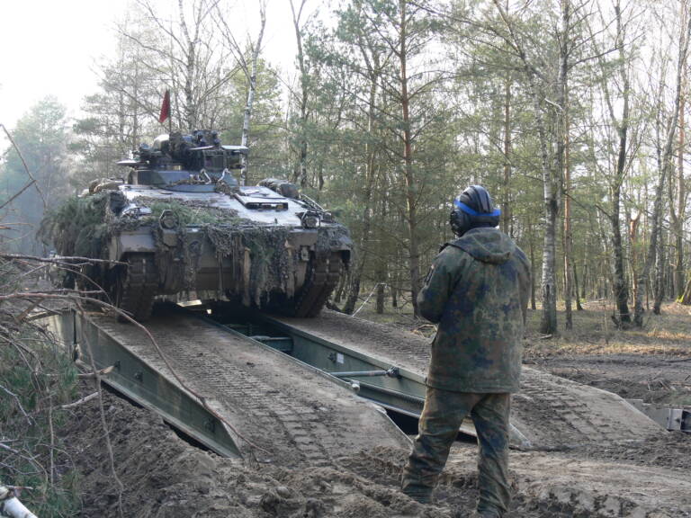 Schützenpanzer Marder auf einer Schnellbrücke des Brückenlegepanzers Biber