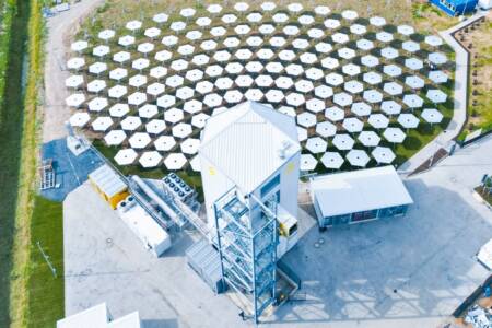 Erste Anlage zur Herstellung von Kerosin mit Solarwärme eröffnet
