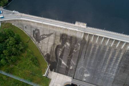Mit Wasser- und Laserstrahl zum monumentalen Reverse Graffiti