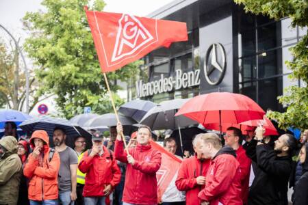 8000 Mercedes-Mitarbeiter bangen vor Autohäuser-Verkauf