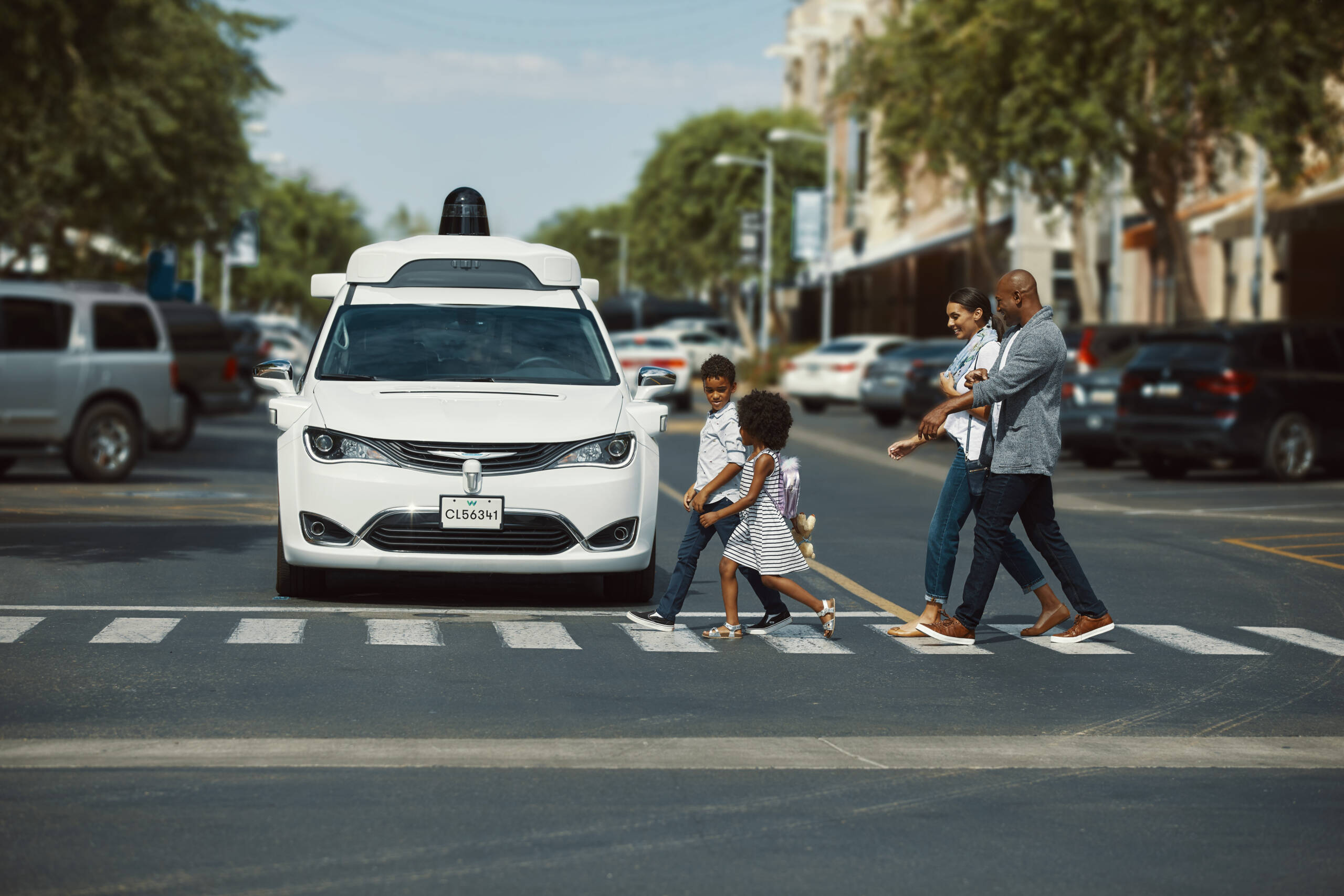 Robotaxi fährt Kinder zur Schule